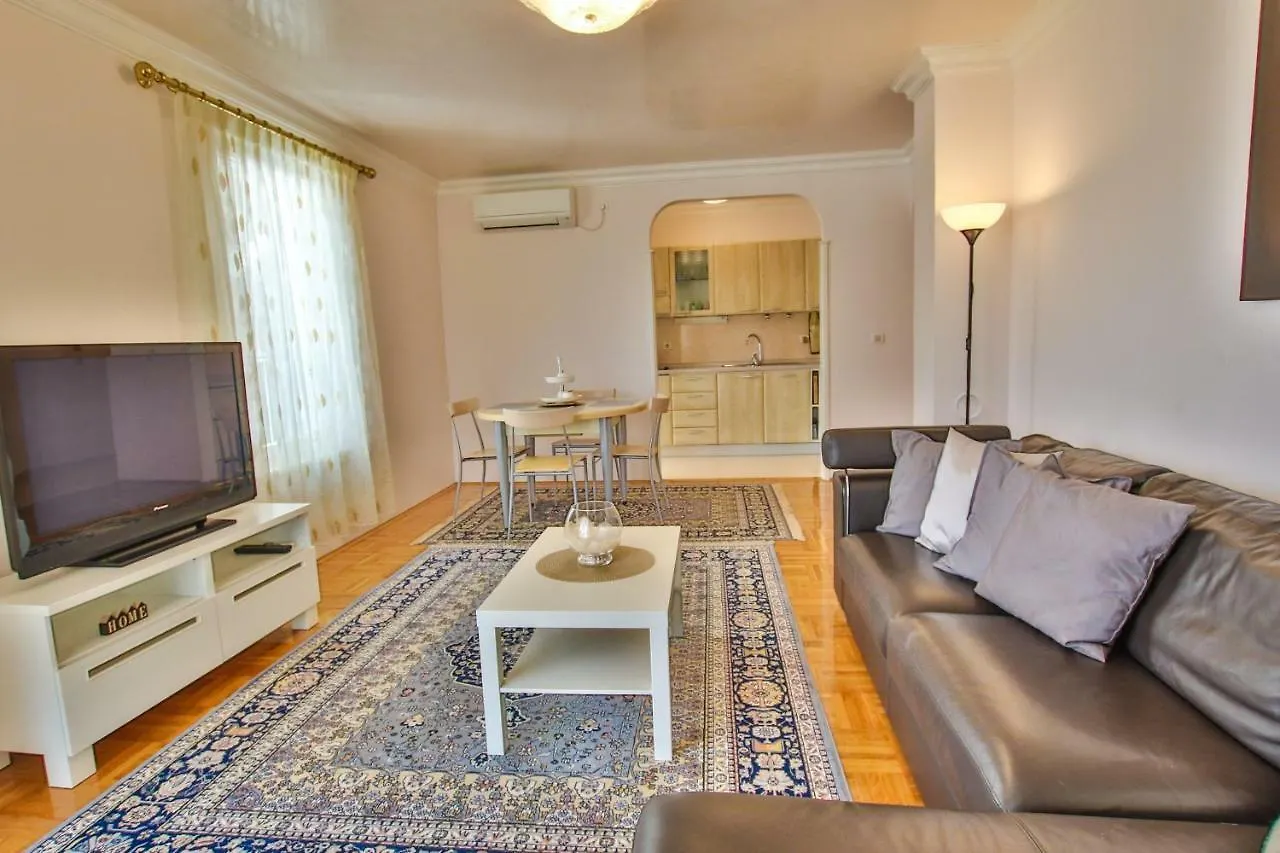Apartment Gala With Balcony And Private Parking Porec