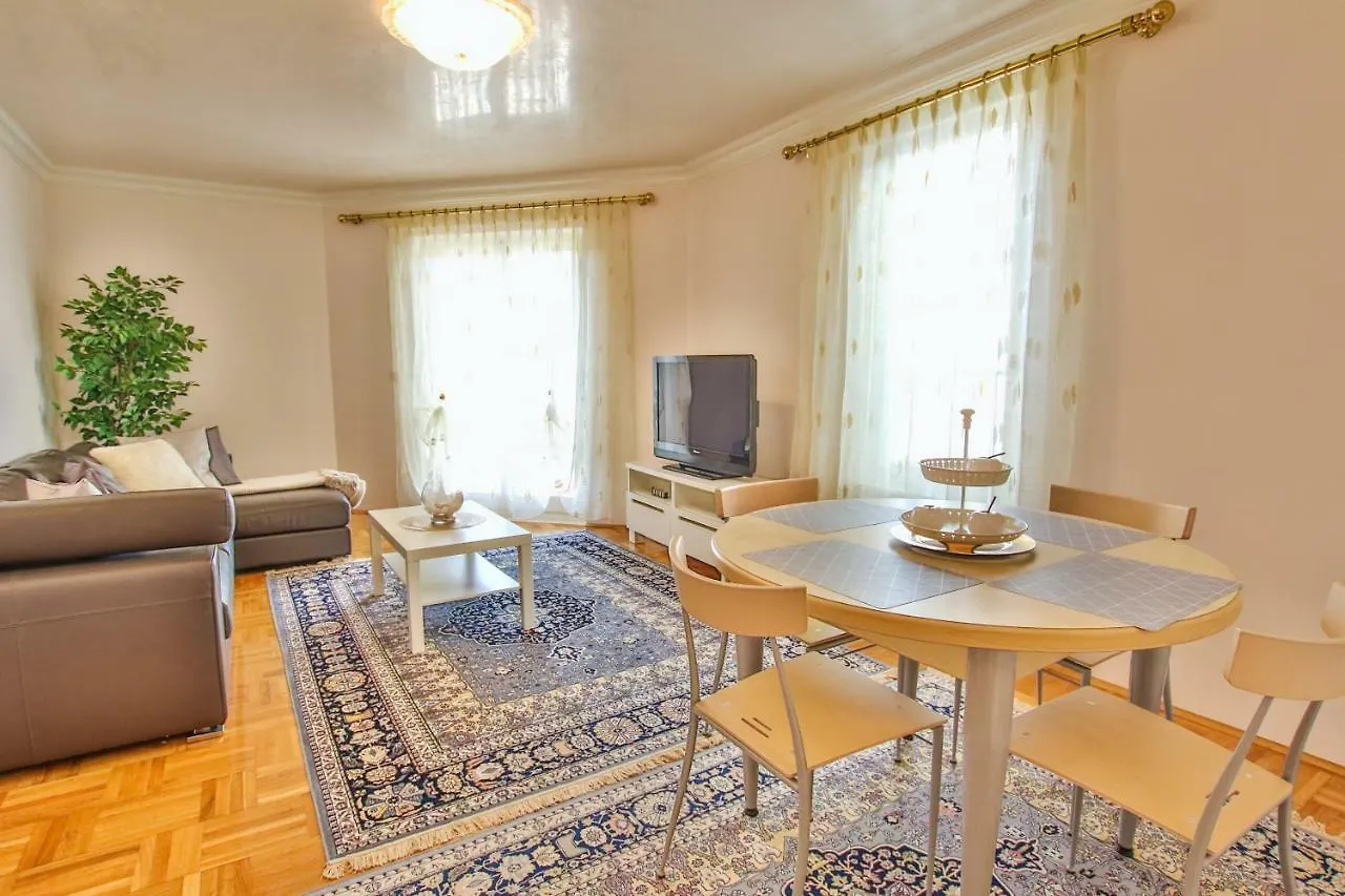 Apartment Gala With Balcony And Private Parking Porec