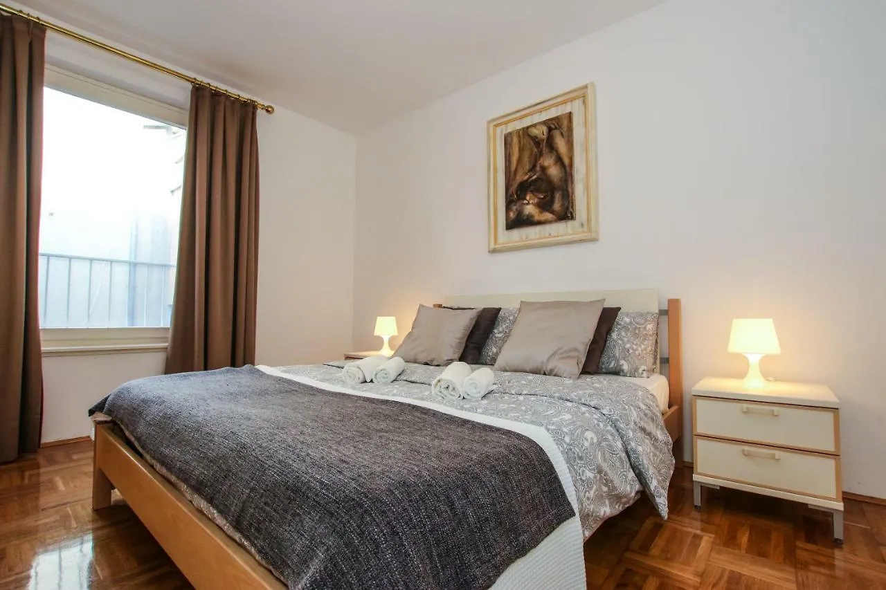 Apartment Gala With Balcony And Private Parking Porec