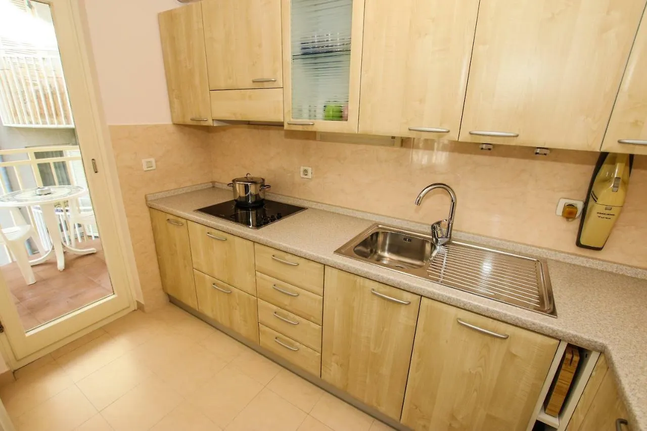 Apartment Gala With Balcony And Private Parking Porec