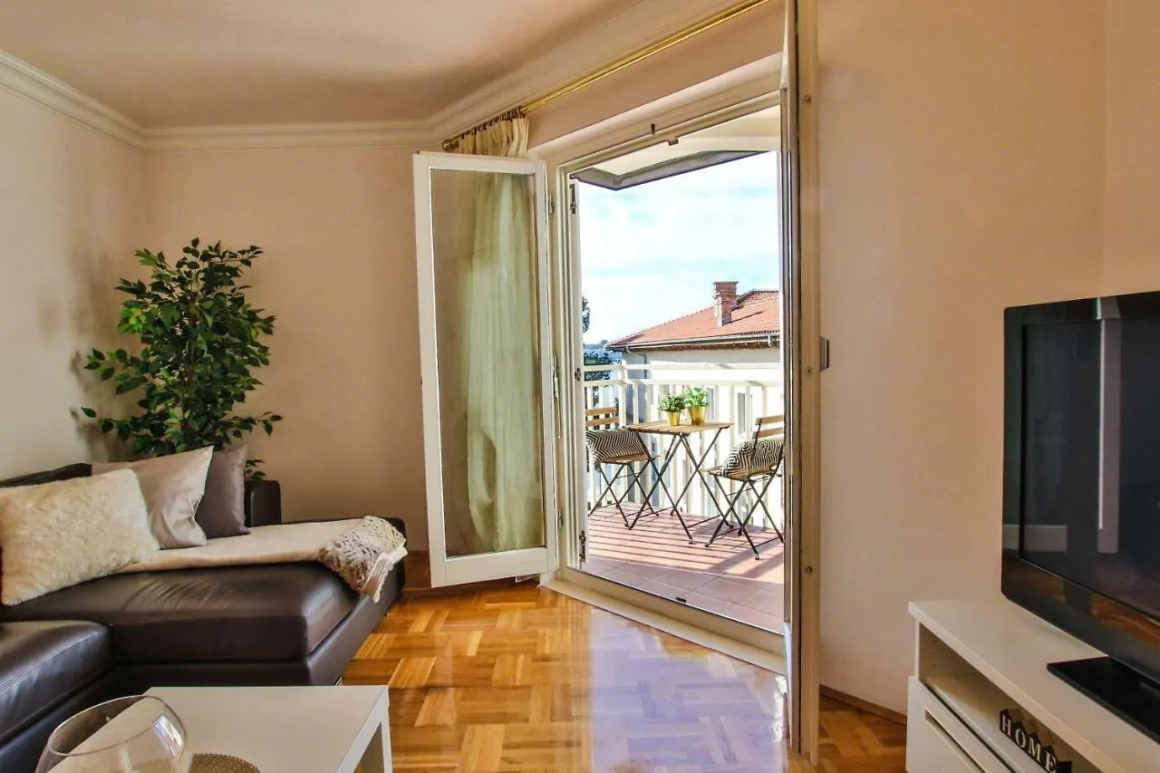 Apartment Gala With Balcony And Private Parking Porec